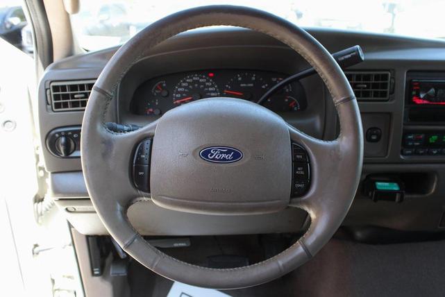 Photo of 2003 Oxford White Clearcoat Ford Excursion