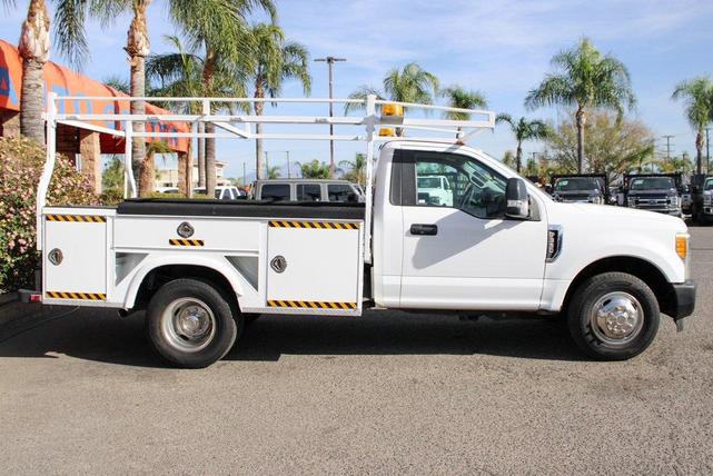 Photo of 2017 Oxford White Ford F-350