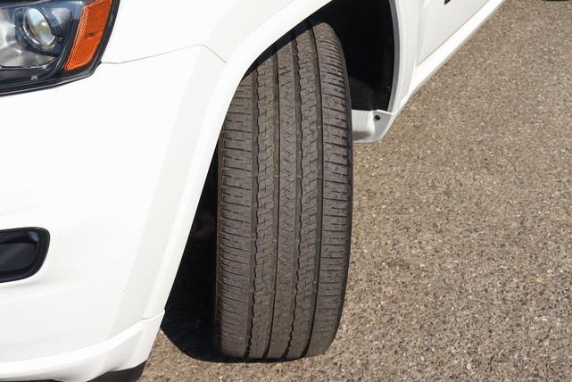 Photo of 2021 Bright White Clearcoat Jeep Grand Cherokee