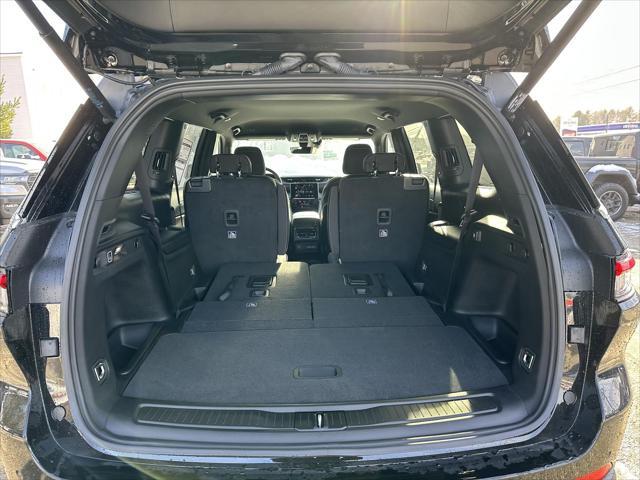 Photo of 2025 Diamond Black Crystal Pearlcoat Jeep Grand Cherokee L