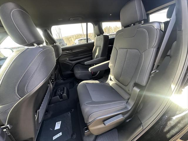 Photo of 2025 Diamond Black Crystal Pearlcoat Jeep Grand Cherokee L