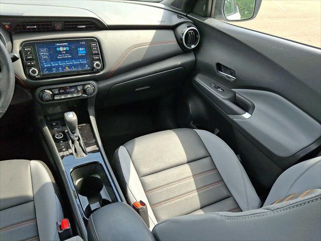Photo of 2024 Aspen White Tricoat Nissan Kicks