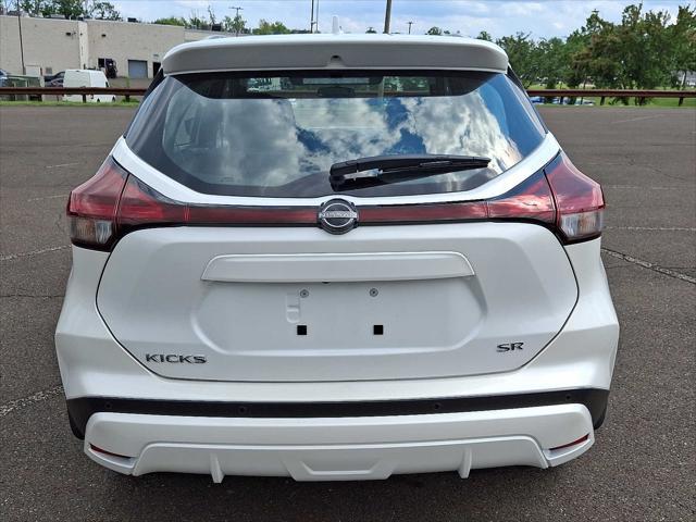 Photo of 2024 Aspen White Tricoat Nissan Kicks
