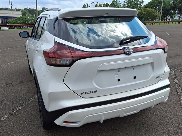 Photo of 2024 Aspen White Tricoat Nissan Kicks