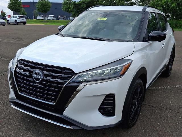 Photo of 2024 Aspen White Tricoat Nissan Kicks