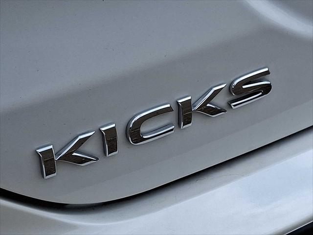 Photo of 2024 Aspen White Tricoat Nissan Kicks