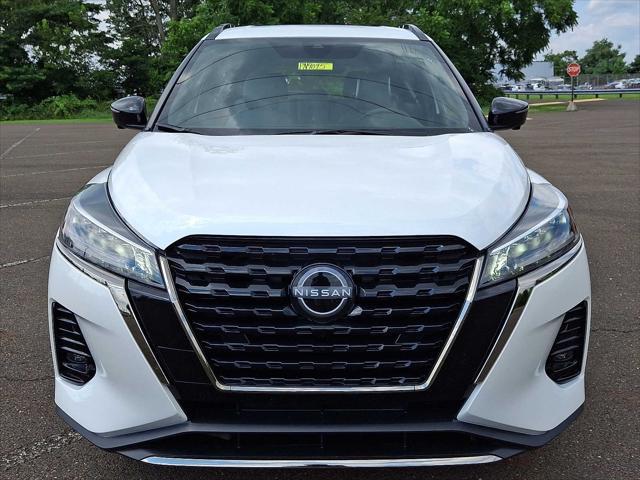 Photo of 2024 Aspen White Tricoat Nissan Kicks