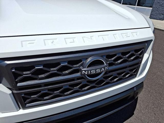 Photo of 2024 Glacier White Nissan Frontier