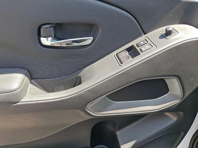 Photo of 2024 Glacier White Nissan Frontier