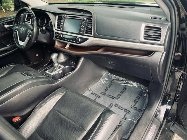 Photo of 2019 Midnight Black Metallic Toyota Highlander