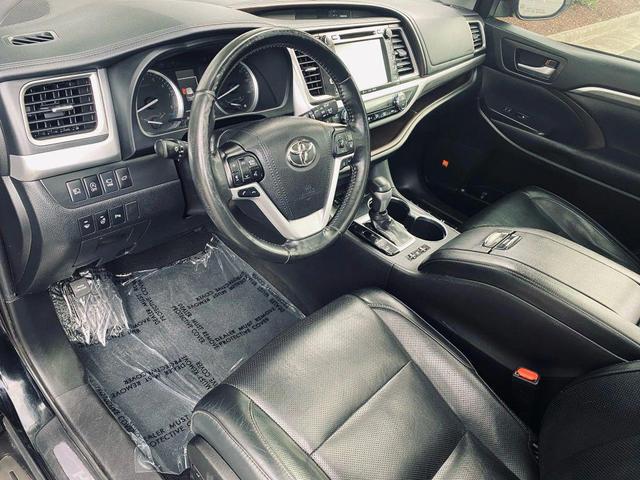 Photo of 2019 Midnight Black Metallic Toyota Highlander