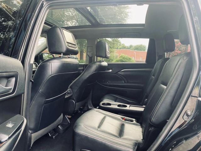 Photo of 2019 Midnight Black Metallic Toyota Highlander