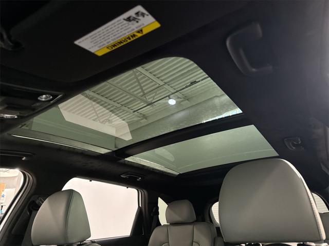 Photo of 2025 Glacial White Pearl Kia Sorento