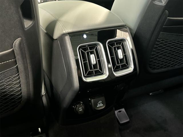 Photo of 2025 Glacial White Pearl Kia Sorento