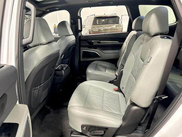 Photo of 2023 Glacial White Pearl Kia Telluride