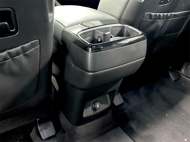 Photo of 2023 Glacial White Pearl Kia Telluride