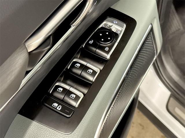 Photo of 2023 Glacial White Pearl Kia Telluride