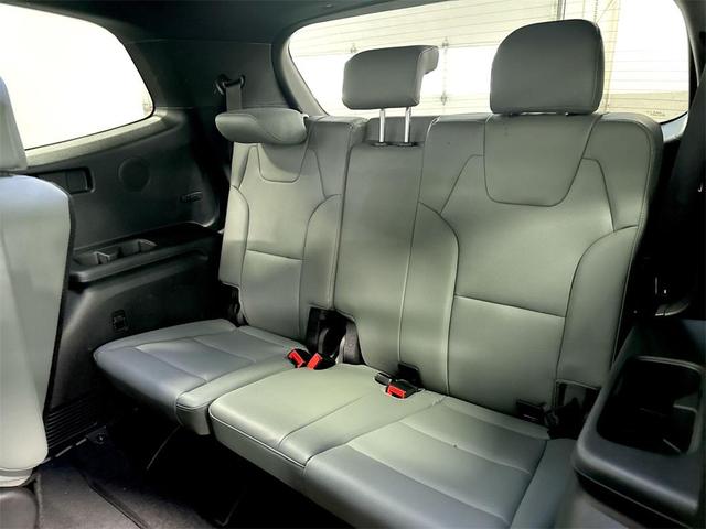 Photo of 2023 Glacial White Pearl Kia Telluride