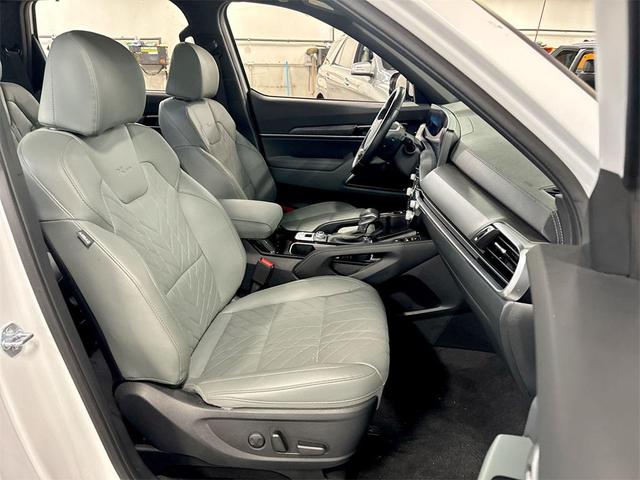 Photo of 2023 Glacial White Pearl Kia Telluride