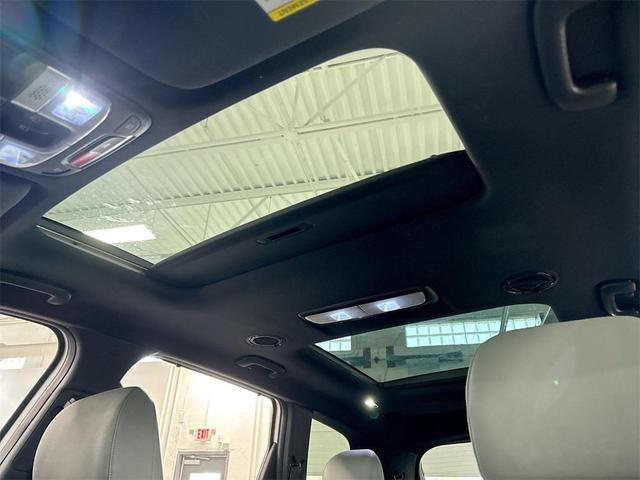 Photo of 2023 Glacial White Pearl Kia Telluride