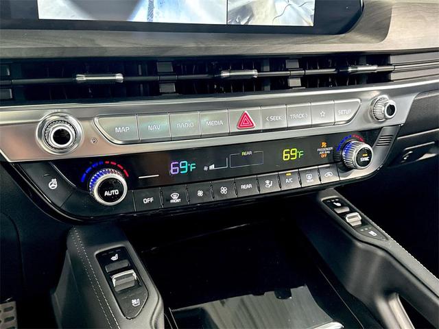 Photo of 2023 Glacial White Pearl Kia Telluride