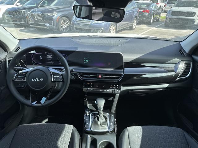 Photo of 2025 Snow White Pearl Kia Seltos