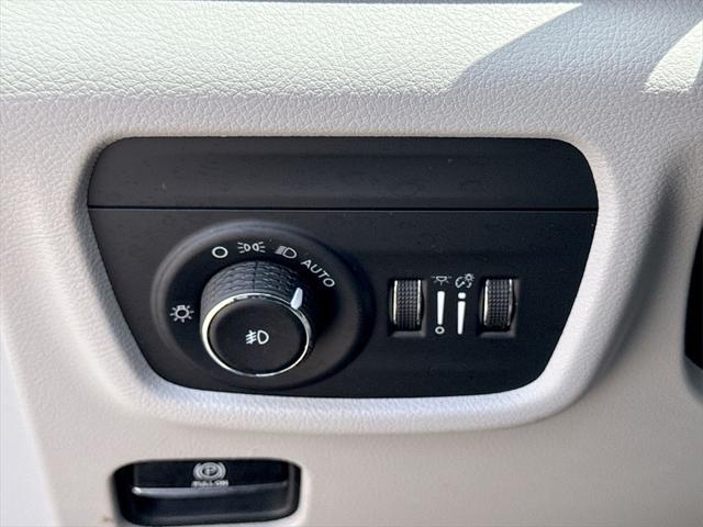 Photo of 2022 Bright White Clearcoat Jeep Grand Cherokee L