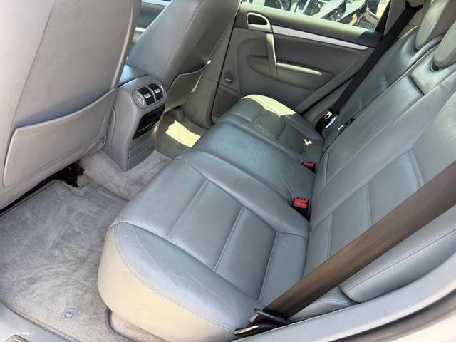 Photo of 2004 SILVER Porsche Cayenne
