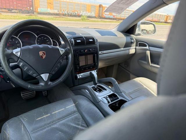 Photo of 2004 SILVER Porsche Cayenne