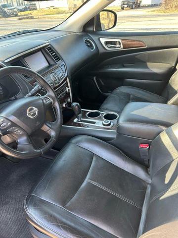 Photo of 2013 Gray Nissan Pathfinder