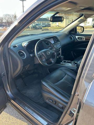 Photo of 2013 Gray Nissan Pathfinder