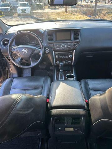 Photo of 2013 Gray Nissan Pathfinder