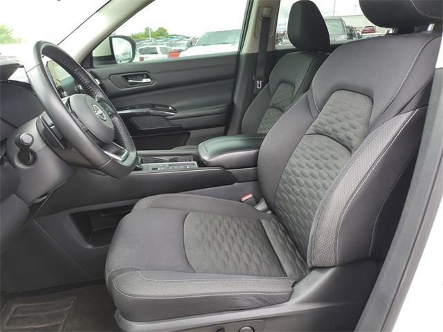 Photo of 2022 Pearl White Tricoat Nissan Pathfinder
