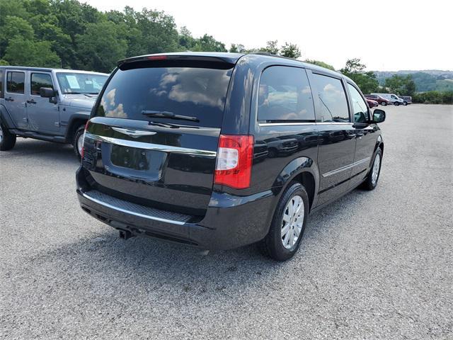 Photo of 2011 Brilliant Black Crystal Pearlcoat Chrysler Town & Country