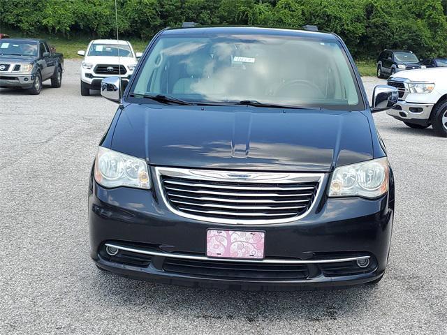Photo of 2011 Brilliant Black Crystal Pearlcoat Chrysler Town & Country