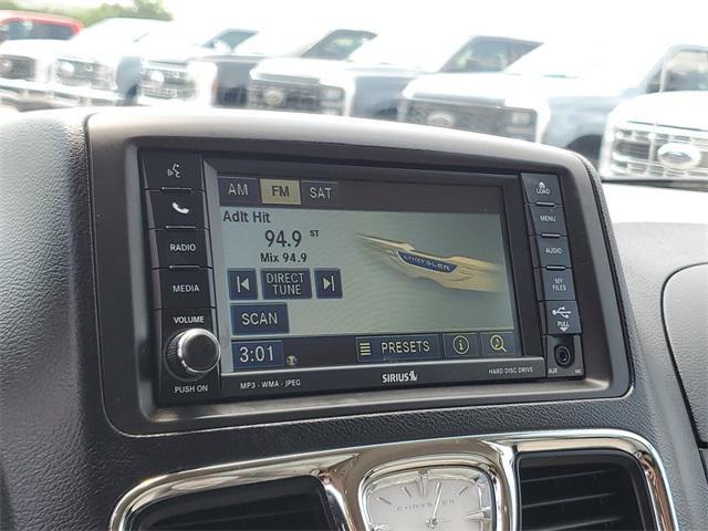 Photo of 2011 Brilliant Black Crystal Pearlcoat Chrysler Town & Country
