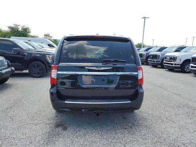 Photo of 2011 Brilliant Black Crystal Pearlcoat Chrysler Town & Country