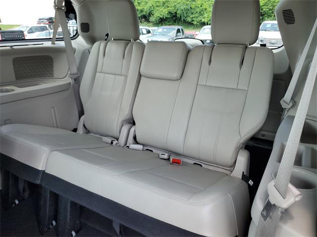 Photo of 2011 Brilliant Black Crystal Pearlcoat Chrysler Town & Country