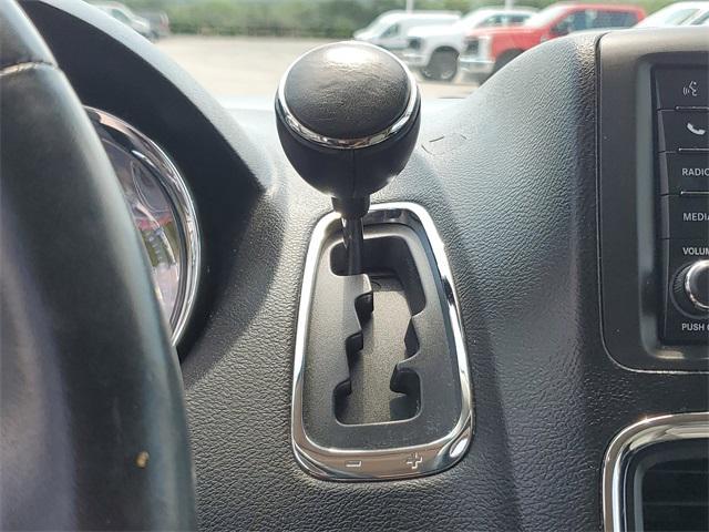 Photo of 2011 Brilliant Black Crystal Pearlcoat Chrysler Town & Country