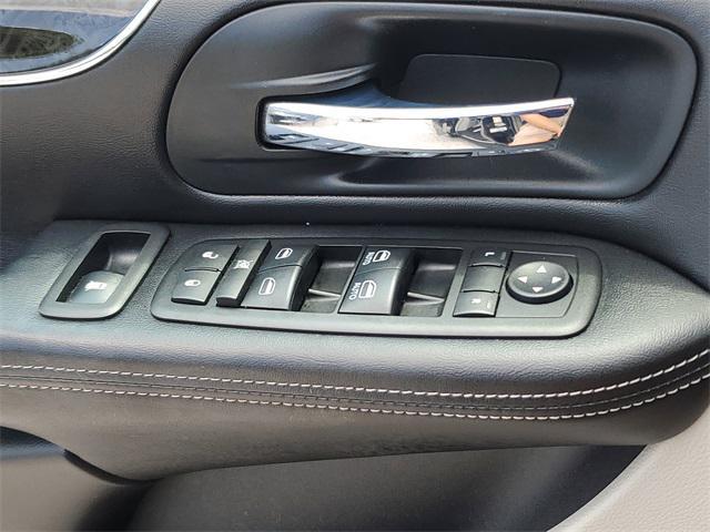 Photo of 2011 Brilliant Black Crystal Pearlcoat Chrysler Town & Country