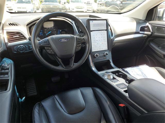 Photo of 2022 Silver Metallic Ford Edge
