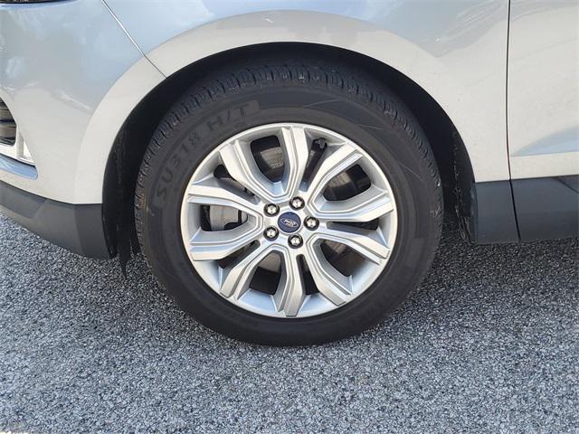 Photo of 2022 Silver Metallic Ford Edge