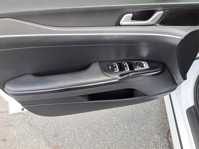 Photo of 2022 Glacial White Pearl Kia K5