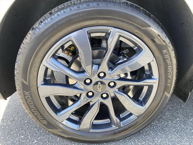 Photo of 2023 Summit White Chevrolet Equinox