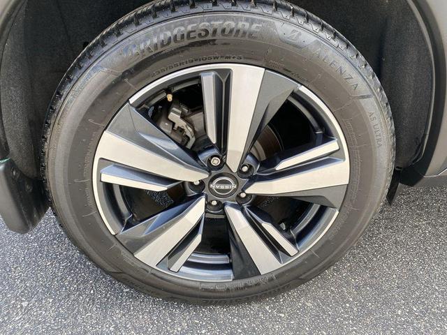 Photo of 2022 Pearl White Tricoat Nissan Rogue