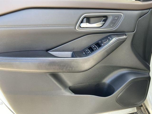 Photo of 2022 Pearl White Tricoat Nissan Rogue