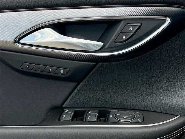 Photo of 2025 Summit White Buick Envision