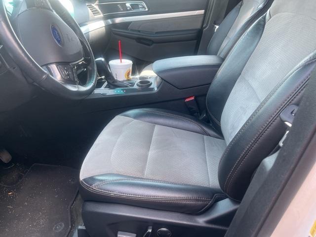 Photo of 2017 White Platinum Clearcoat Metallic Ford Explorer