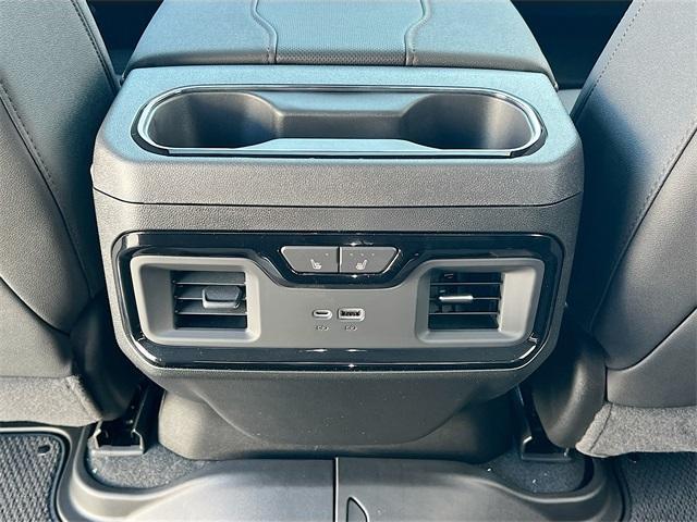 Photo of 2025 Summit White GMC Sierra 2500