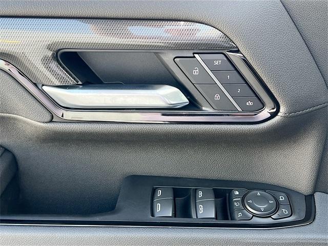 Photo of 2025 Summit White GMC Sierra 2500